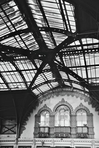 LOOK UP   London b&w